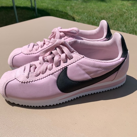 Womens Nike Size 7 Cortez Shoes Used 